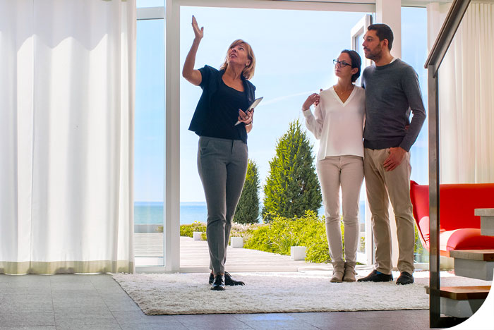 Immobilienmakler bzw. VErmieter zeigt Interessenten eine Wohnung